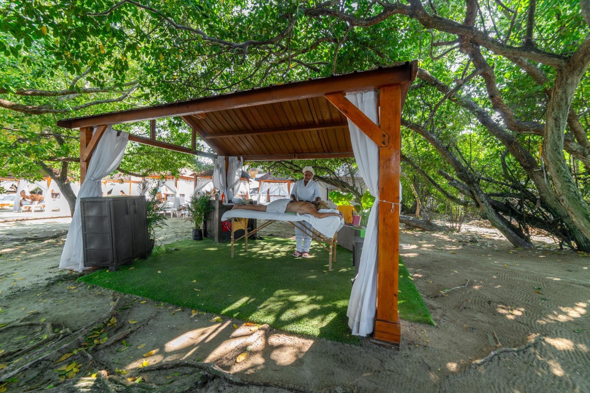 Pao Pao Hotel & Beach Club Isla Grande  Exterior photo